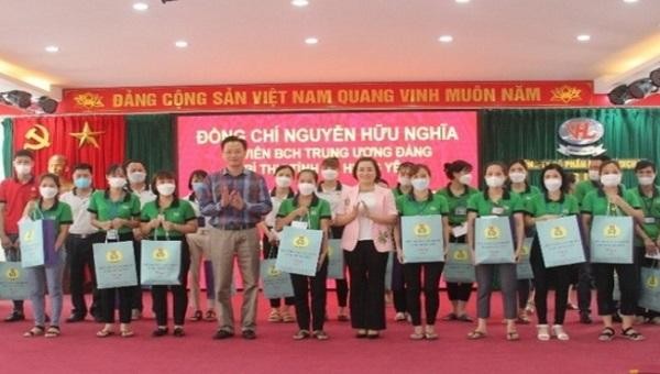 Bí thư tỉnh Hưng Yên Nguyễn Hữu Nghĩa tặng quà cho công nhân Công ty cổ phần May và Dịch vụ Hưng Long.
