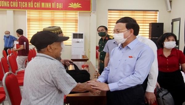Bí thư, Chủ tịch HĐND tỉnh Quảng Ninh Nguyễn Xuân Ký trò chuyện với cử tri.