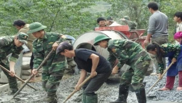 Các đoàn viên BĐBP tỉnh Quảng Ninh tích cực tham gia hỗ trợ bà con vùng biên giới xây dựng nông thôn mới.