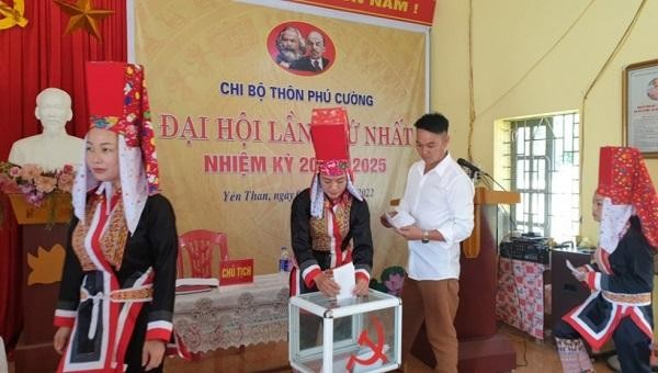 Các đảng viên thôn Phú Cường, xã Yên Than (huyện Tiên Yên) bỏ phiếu bầu Bí thư chi bộ tại đại hội.