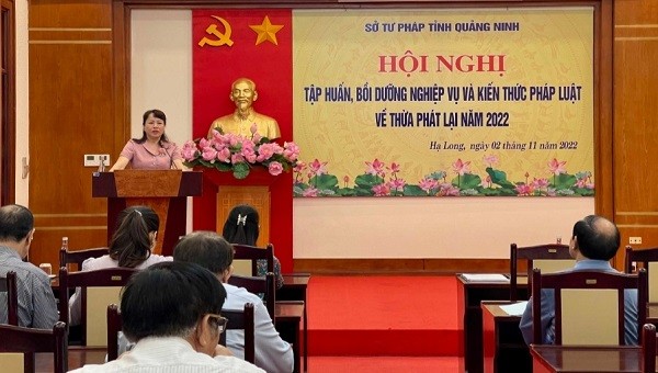 Phó Giám đốc Sở Tư pháp tỉnh Quảng Ninh Huỳnh Thị Mai Anh phát biểu tại Hội nghị.