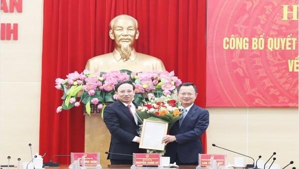 Thừa ủy quyền Thủ tướng, Bí thư, Chủ tịch HĐND tỉnh Quảng Ninh Nguyễn Xuân Ký trao quyết định Quyền Chủ tịch UBND tỉnh cho ông Cao Tường Huy (bên phải).