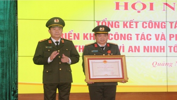 Thừa ủy quyền của Chủ tịch nước, Thứ trưởng Bộ Công an Lê Quốc Hùng trao Huân chương Chiến công hạng Nhì cho Đại tá Đinh Văn Nơi, Giám đốc Công an tỉnh Quảng Ninh.