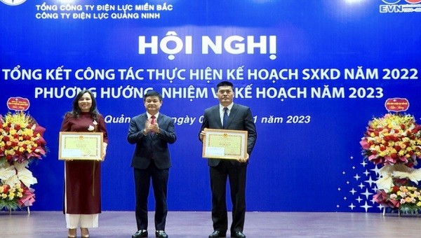 Giám đốc Công ty Điện lực Quảng Ninh Nguyễn Thanh Tĩnh tặng Giấy khen cho 2 tập thể đạt giải Nhất hoàn thành nhiệm vụ năm 2022.