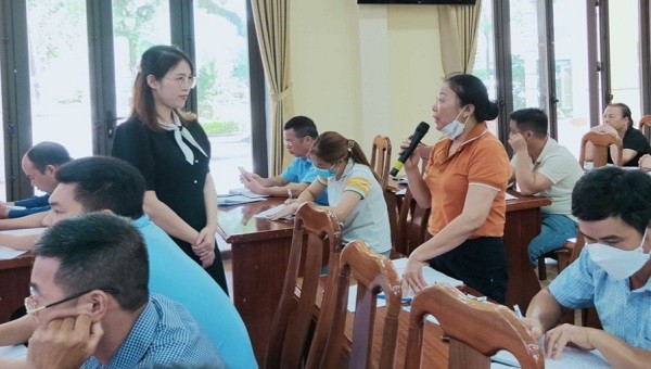 Báo cáo viên Sở Tư pháp tỉnh Quảng Ninh giao lưu, trao đổi nghiệp vụ với hòa giải viên ở cơ sở trên địa bàn huyện Ba Chẽ.