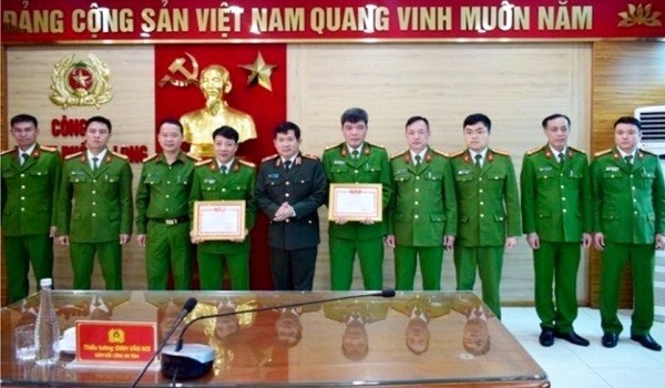 Thiếu tướng Đinh Văn Nơi, Giám đốc Công an tỉnh Quảng Ninh trao giấy khen và thưởng nóng cho phòng Cảnh sát Hình sự và Công an TP Hạ Long. 