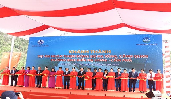Lãnh đạo các sở ngành tỉnh Quảng Ninh cắt băng khánh thành Dự án hoàn thiện đồng bộ hạ tầng, cảnh quan đường bao biển Hạ Long - Cẩm Phả.