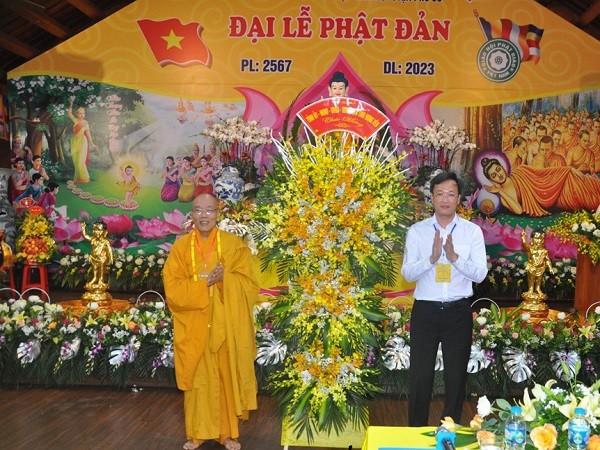 Bí thư Tỉnh ủy Hưng Yên Nguyễn Hữu Nghĩa tặng lẵng hoa chúc mừng Đại lễ.