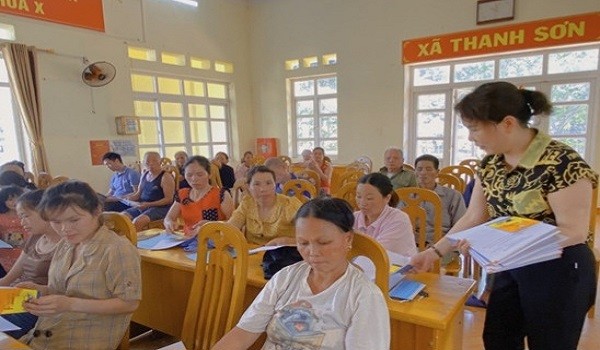 Cán bộ trung tâm TGPL phát tờ gấp pháp luật cho người dân xã miền núi Thanh Sơn, huyện Ba Chẽ.