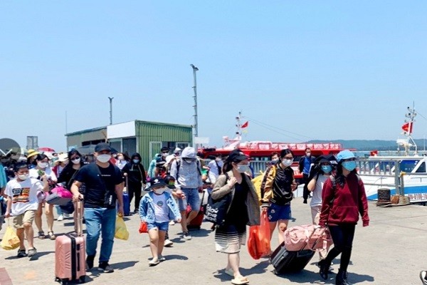 Huyện Cô Tô đã kịp thời xuất bến 42 chuyến tàu đưa hơn 8.000 lượt khách về đất liền.