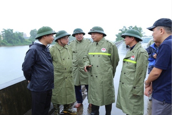 Thứ trưởng Bộ NN&PTNT, Phó BCĐ Trung ương về PCTT Nguyễn Hoàng Hiệp kiểm tra công tác phòng, chống bão tại TP Móng Cái.