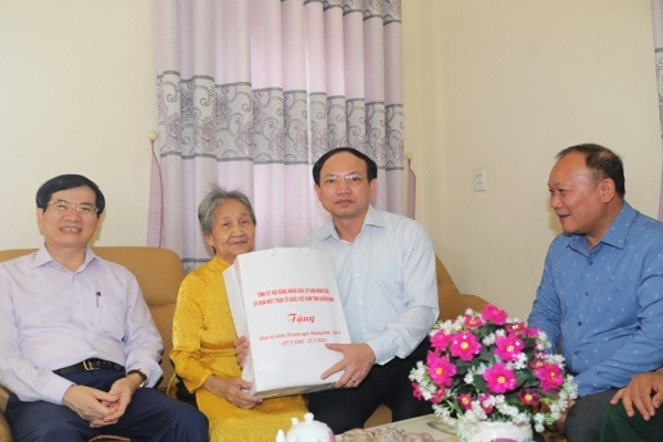 Bí thư tỉnh Quảng Ninh Nguyễn Xuân Ký tặng quà, chúc mẹ Việt Nam anh hùng Nguyễn Thị Thuộc luôn mạnh khỏe.