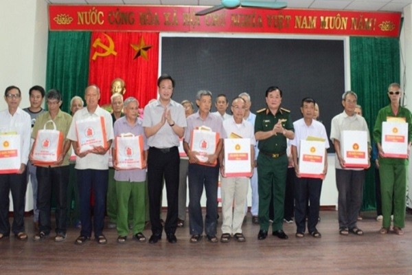 Thượng tướng Hoàng Xuân Chiến và Bí thư Tỉnh Hưng Yên Nguyễn Hữu Nghĩa, trao quà tặng các nạn nhân chất độc da cam tại huyện Phù Cừ.