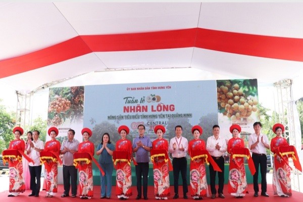 Các đại biểu cắt băng khai mạc Tuần lễ Nhãn lồng - Nông sản tiêu biểu Hưng Yên tại Quảng Ninh - năm 2023.