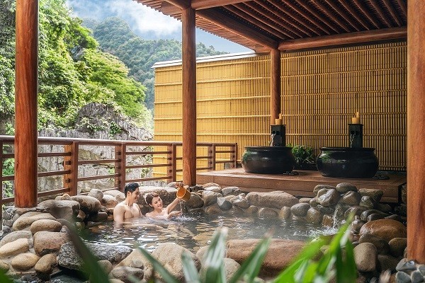 Du khách thoải mái tận hưởng suối nước nóng trong không gian riêng tư tại Yoko Onsen Quang Hanh. (ảnh Tập đoàn Sun Group).