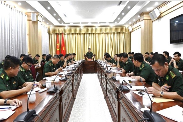 Đại tá Nguyễn Văn Thiềm - Chỉ huy trưởng BĐBP tỉnh Quảng Ninh chủ trì hội nghị.