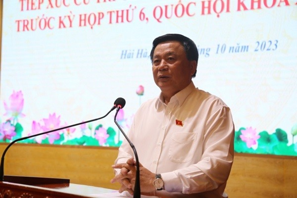 Đại biểu Quốc hội tỉnh Quảng Ninh Nguyễn Xuân Thắng, phát biểu tại hội nghị tiếp xúc cử tri. 