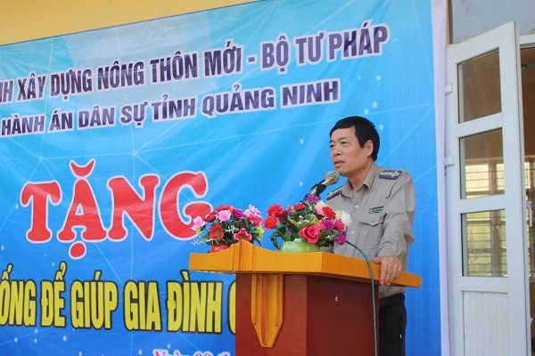 Cục trưởng Cục THADS tỉnh Quảng Ninh Đinh Khắc Khang phát biểu tại buổi trao quà cho hộ nghèo, theo chương trình nông thôn mới tại huyện Đầm Hà.