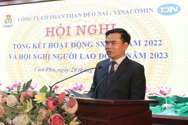 Bí thư Đảng ủy, Giám đốc Công ty CP Than Đèo Nai Đặng Thanh Bình phát biểu chỉ đạo hoạt động sản xuất kinh doanh và tiếp thu, giải đáp ý kiến người lao động.