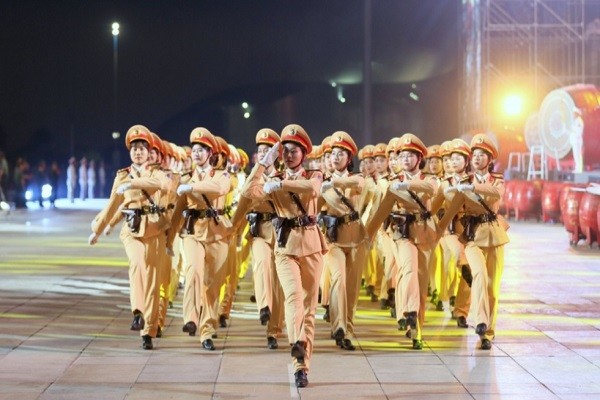 Khối nữ sĩ quan cảnh sát giao thông diễu binh tại buổi tổng duyệt.