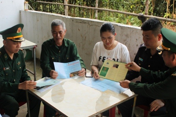 Đồn BP Pò Hèn và Chi cục Hải quan Cửa khẩu Móng Cái tổ chức phát tờ rơi tuyên truyền pháp luật cho người dân xã Hải Sơn (TP Móng Cái). (Ảnh: Đồn BP Pò Hèn cung cấp).