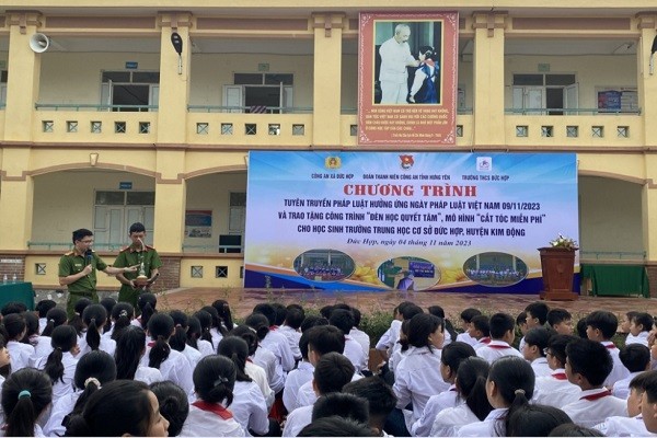 Đoàn thanh niên Công an tỉnh Hưng Yên tổ chức tuyên truyền về phong, chống, ma tuý, cho học sinh Trường THCS Đức Hợp huyệnKim Động.