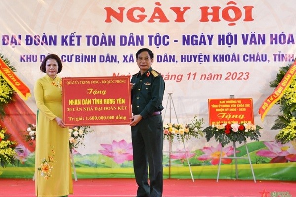 Đại tướng Phan Văn Giang trao biểu trưng hỗ trợ kinh phí 1,6 tỷ đồng tặng Ủy ban Mặt trận Tổ quốc tỉnh Hưng Yên để xây dựng xây dựng 20 căn Nhà Đại đoàn kết.