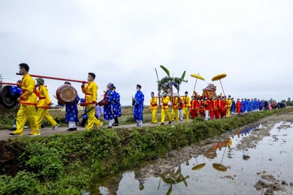 Đoàn rước thần trong lễ hội đình Vạn Ninh.