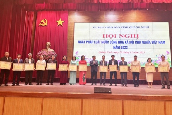 Phó Chủ tịch UBND tỉnh Quảng Ninh Bùi Văn Khắng, trao tặng bằng khen cho các tập thể có thành tích xuất sắc.
