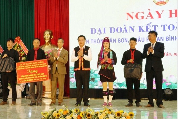 Chủ tịch Hội đồng lý luận Trung ương Nguyễn Xuân Thắng tặng 200 triệu đồng hỗ trợ xây dựng hệ thống điện chiếu sáng và máy tính cho nhân dân các thôn Tân Sơn, Châu Hà, An Bình. 