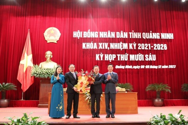 Lãnh đạo tỉnh Quảng Ninh tặng hoa chúc mừng Chủ tịch UBND tỉnh Cao Tường Huy.