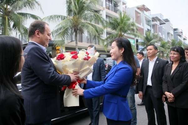 Phó Chủ tịch UBND tỉnh Quảng Ninh Nguyễn Thị Hạnh đón và tặng hoa chào mừng ngài Roman Golovchenko cùng đoàn đại biểu cấp cao Belarus.