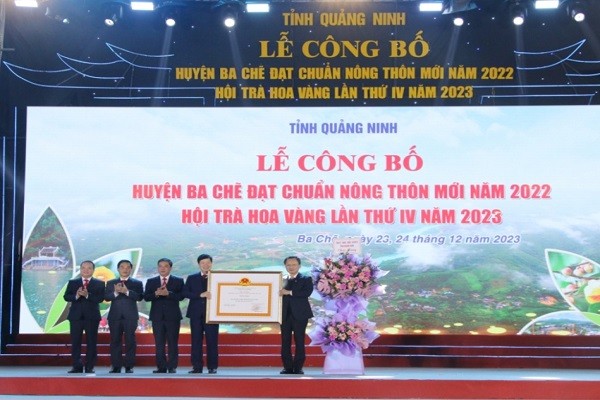 Thừa uỷ quyền của Thủ tướng Chính phủ, Chủ tịch UBND tỉnh Quảng Ninh Cao Tường Huy trao Quyết định huyện đạt chuẩn nông thôn mới cho huyện Ba Chẽ.