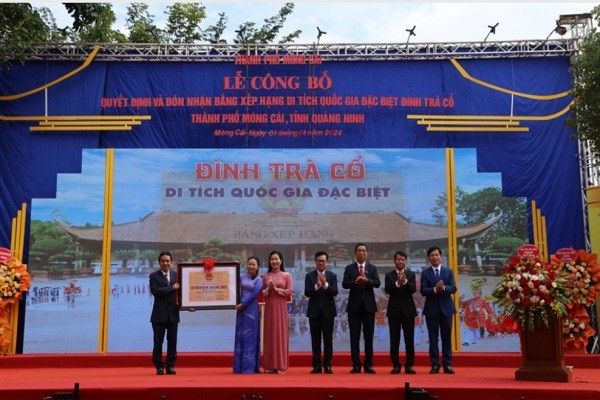 Thừa ủy quyền, Thứ trưởng Bộ Văn hóa, Thể thao và Du lịch Hoàng Đạo Cương, trao Quyết định và Bằng xếp hạng Di tích quốc gia đặc biệt đình Trà Cổ cho lãnh đạo tỉnh Quảng Ninh và TP Móng Cái.