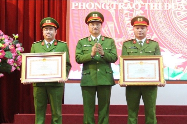 Thừa ủy quyền, Thượng tướng Nguyễn Duy Ngọc, Thứ trưởng Bộ Công an trao Bằng khen của Thủ tướng Chính phủ tặng 1 tập thể và 1 cá nhân có thành tích xuất sắc trong công tác năm 2023.