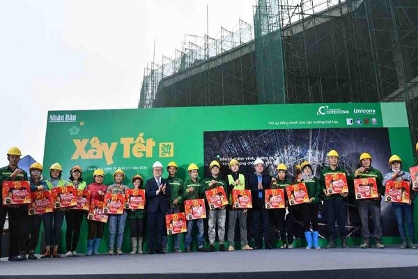 Hàng ngàn phần quà được trao cho các công nhân, người lao động, tại công trường Khu đô thị Ecopark, huyện Văn Giang, tỉnh Hưng Yên.