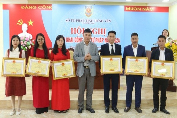 Phó Chủ tịch Thường trực UBND tỉnh Hưng Yên Nguyễn Lê Huy, trao Bằng khen cho các tập thể, cá nhân có thành tích xuất sắc trong công tác tư pháp năm 2023.