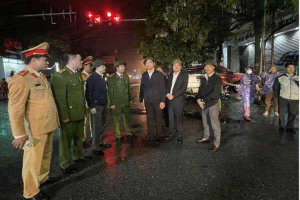 Phó Chủ tịch UBND tỉnh Quảng Ninh Vũ Văn Diện đã trực tiếp xuống hiện trường chỉ đạo xử lý, khắc phục hậu quả vụ tại nạn. Ảnh: Báo Quảng Ninh