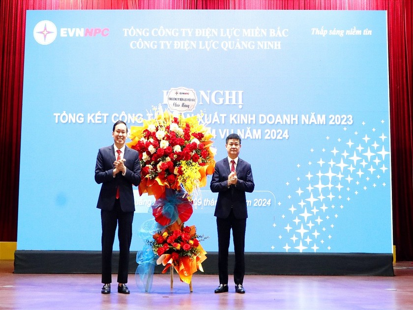 Ông Phan Tử Lượng- PhóTổng Giám đốc EVNNPC tặng hoa chúc mừng Hội nghị tổng kết năm 2023 của PC Quảng Ninh.
