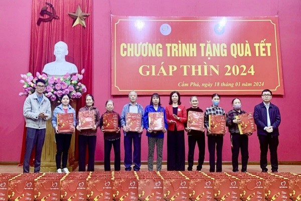 Đại diện lãnh đạo Hội Chữ thập đỏ tỉnh Quảng Ninh và đại diện Quỹ Thiện tâm trao tặng quà Tết tại TP Cẩm Phả.