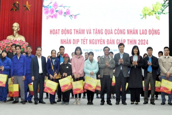 Bộ trưởng Lê Minh Hoan tặng 100 suất quà cho công nhân lao động tại Hưng Yên