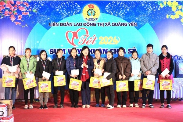 Phó trưởng Đoàn Đại biểu Quốc hội tỉnh Quảng Ninh Nguyễn Thị Thu Hà trao tặng quà cho các công nhân có hoàn cảnh khó khăn.