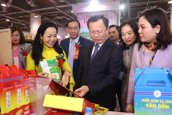 Chủ tịch UBND tỉnh Quảng Ninh Cao Tường Huy, thăm gian hàng giới thiệu và bày bán sản phẩm OCOP tại hội chợ.