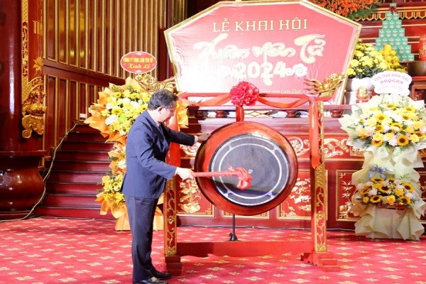 Chủ tịch UBND tỉnh Quảng Ninh Cao Tường Huy, gióng trống khai hội.