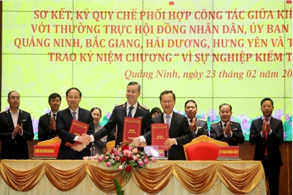 Lãnh đạo Kiểm toán Nhà nước và tỉnh Quảng Ninh ký kết quy chế phối hợp tại hội nghị.