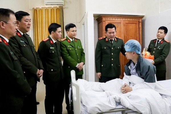 Đoàn công tác Công an tỉnh Quảng Ninh thăm hỏi, động viên Thượng úy Phạm Đức Hoàng bị thương trong khi làm nhiệm vụ.