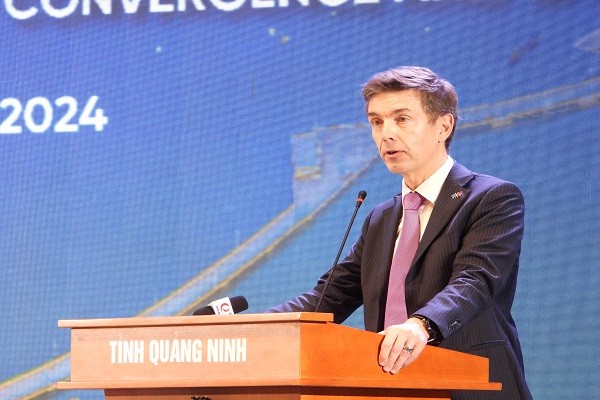 Đại sứ Liên minh Châu Âu tại Việt Nam Julien Guerier phát biểu thảo luận tại Chương trình.