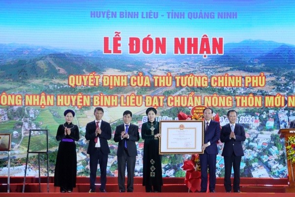 Thừa ủy quyền của Thủ tướng Chính phủ, Bí thư tỉnh Quảng Ninh Nguyễn Xuân Ký trao Quyết định công nhận huyện Bình Liêu đạt chuẩn nông thôn mới.