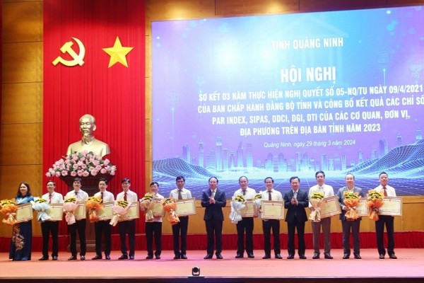 Lãnh đạo tỉnh Quảng Ninh trao Bằng khen cho các tập thể, cá nhân có thành tích xuất sắc trong việc triển khai, thực hiện các chỉ số của tỉnh Quảng Ninh năm 2023.