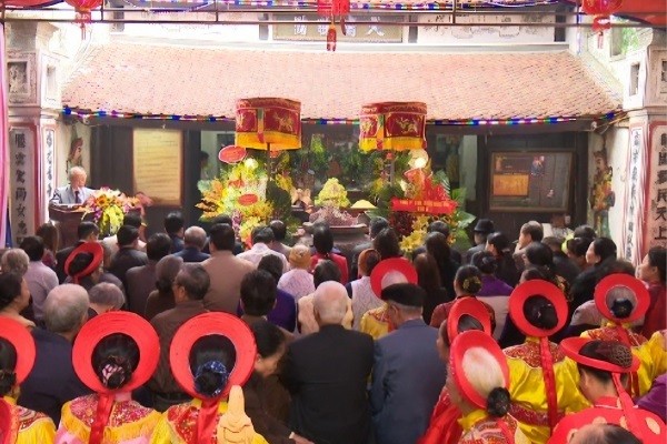 Đông đảo Nhân dân và du khách tham dự lễ hội truyền thống đền Bà Chúa Kho. 